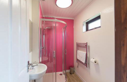 Bluebell Lodge 9 with Hot Tub - Photo 6