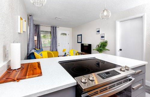 Walk to Downtown - 7min to beach - King bed & Free parking - Foto 18