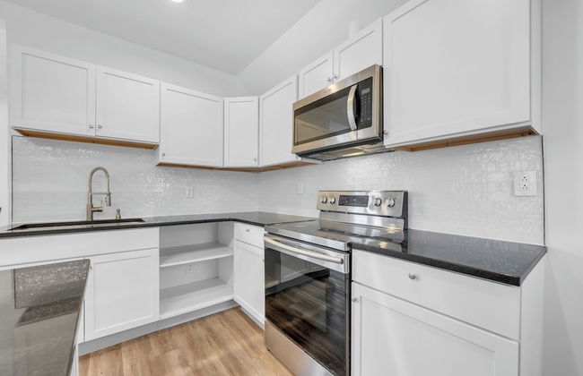 Spacious 3BR Detroit Apt Sleeps 7 + Wifi - Foto 1