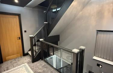 SK Stays Modern Luxury Home With Jacuzzi Bath & Cinema Room - Foto 25