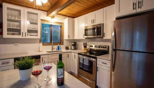 Hot Tub & Fire Pit: Cozy Pines Chalet in Poconos - Foto 5