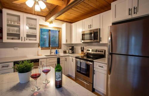 Hot Tub & Fire Pit: Cozy Pines Chalet in Poconos - Foto 5