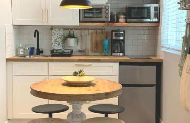 New cozy studio 2 queen beds kitchen walk to water! - Foto 9