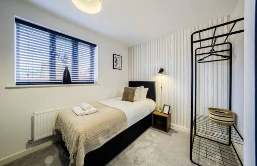 3 BedRoom house, Sleeps 6 with Full Kitchen, Garden and Free Parking - FREE Wi-Fi near Milton Keynes Bowl - Foto 32