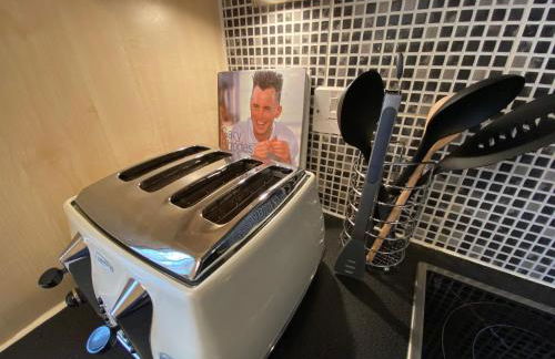 Fabulous 2 bed Historic Ground floor apartment Belper with free car parking next to property - Foto 18