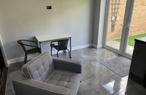 Cosy 4 bedroom holiday let Stevenage 22mins from London on the train - Foto 8