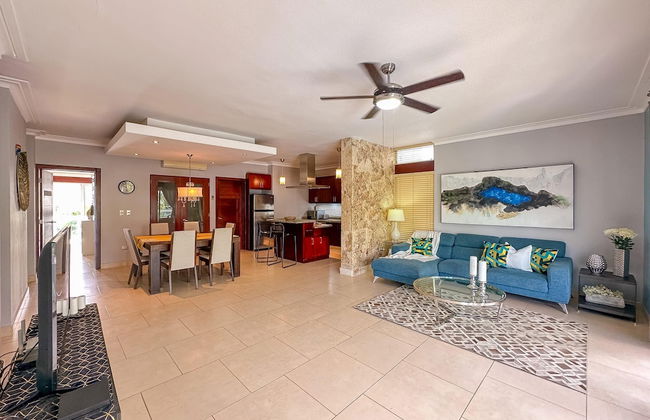 Incredible 3 BR Penthouse w BBQ Jacuzzi - Photo 23