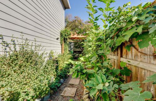 Spacious Home with Swim Spa and Deck in Medford! - Foto 32