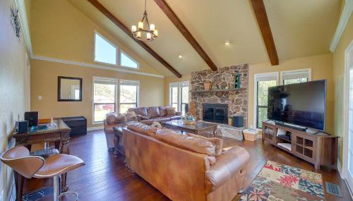 Spacious Arkansas Abode with Balcony and Fire Pit! - Foto 2