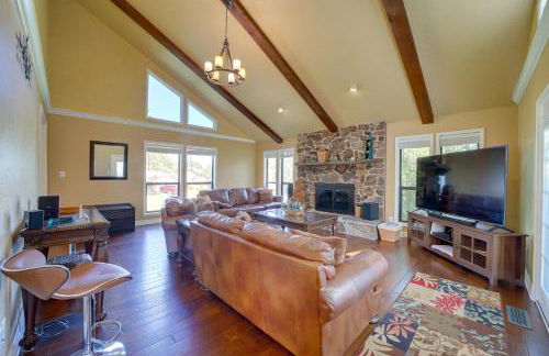 Spacious Arkansas Abode with Balcony and Fire Pit! - Foto 2