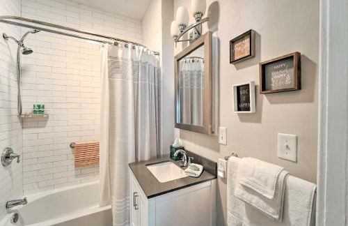 Modern, Sun-Lit Retreat with Fire Pit and Yard! - Foto 23