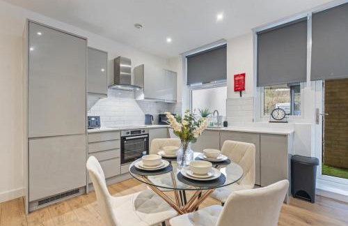 Coulsdon Grand - Sleeps 8 - 5 BR - Free Parking - Foto 18