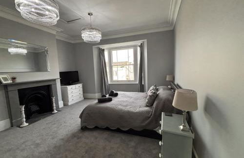 Sleeps 7 Beaches, restaurants, buses, nearby! - Photo 11