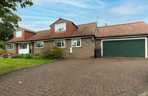 Hot Tub Free Parking 5 Bedroom Large Space - Photo 32