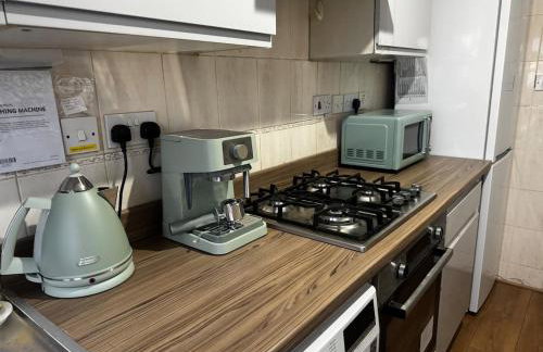 Modern 3-Bedroom House with Private Parking - Photo 11