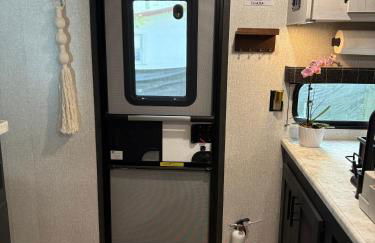 Modern Luxury RV Retreat, Your Cozy Tiny Home - Foto 4