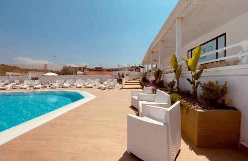 Demetra Seafront Apartment - Parking & Pool - Foto 28