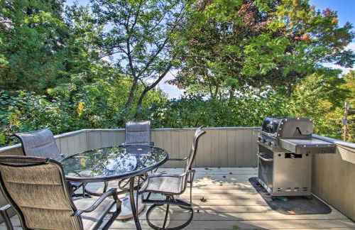 House with Balcony about 5 Mi to Cranmore Resort! - Photo 2