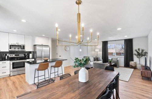 Spacious and Cozy 5 Bed 3 Bath Vacation House W 2 King 3 Queen! Sleep 12! 15Min to Red Rocks - Foto 2