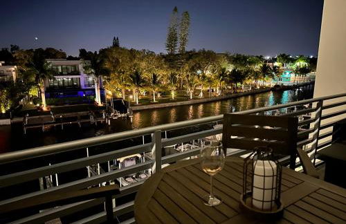 Luxury 2 Bed 2 Bath Waterfront Condo with Patio Sunsets Gym and Parking - Foto 11