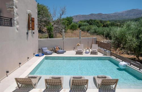 Pavlina Villa , a hidden gem with heated pool and ping pong! - Photo 11