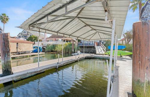 * Large Updated Waterfront Delta Manor Boat Dock * - Foto 33