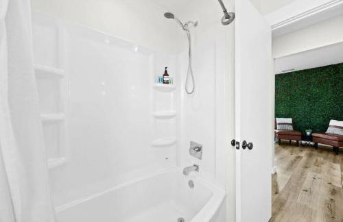 3BR 2BA Derby Home Walk to Churchill Free Parking - Foto 47