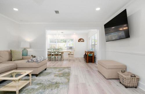 Coastal Vibes! Tropical heated pool home short drive to the beach - Foto 6