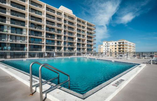 New Listing! Dog-friendly direct oceanfront with private balcony and heated rooftop pool - Foto 5