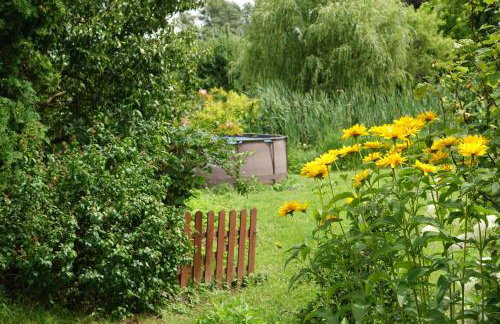 "Jabłonie i grusze" Nice home in a big garden with sauna and wifi - Foto 25