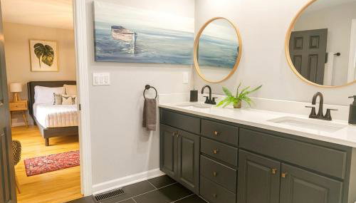 Waterfront Retreat with Spectacular Interior, Jacuzzi and Game Room in NC - Foto 3