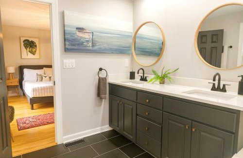 Waterfront Retreat with Spectacular Interior, Jacuzzi and Game Room in NC - Foto 3