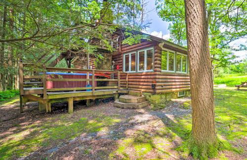 Secluded and Quiet Pocono Mountain Cabin with Hot Tub! - Foto 32