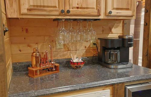 Rustic Modern Cabin with Hot Tub near rafting and Great Smokey Mountains - Foto 4