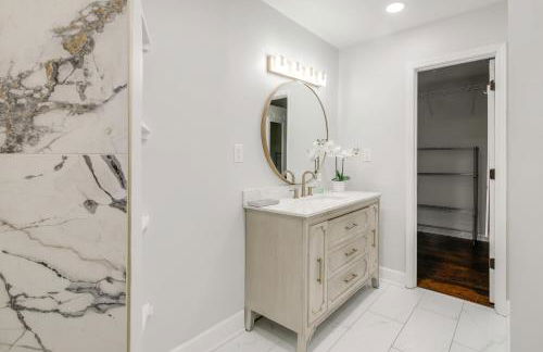 Walk to the Greenline Sleek Cordova Home with Patio - Foto 14