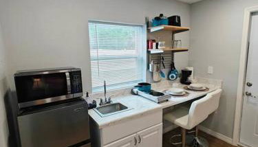 Gorgeous suite central location - Photo 4
