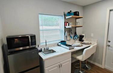 Gorgeous suite central location - Photo 4