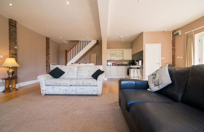 Super Spacious Barn Conversion With Free Wifi, Netflix Fireplace - Photo 13