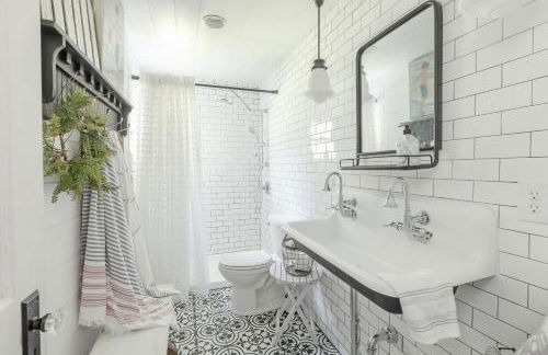 Historic Farmhouse -Modern Amenities -1800s Charm - Foto 22