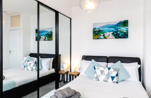 Beach Haven, Steps to Sand, Trails & Shops, Highly Rated 2-Bedroom House Minutes from Mumbles Beach with a Patio - Photo 7