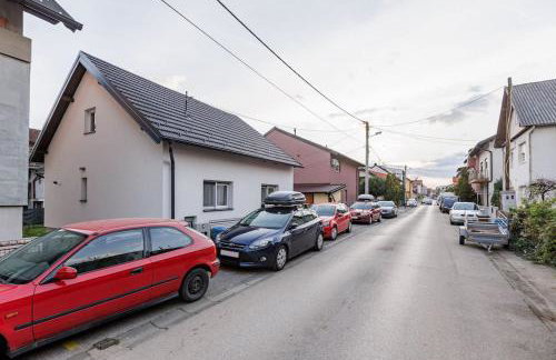 Cozy 2-bedroom house with parking slots - Photo 26