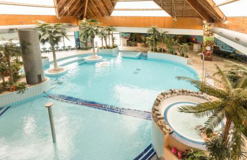 Cottage avec Parking gratuit - piscine et jeux - Foto 8