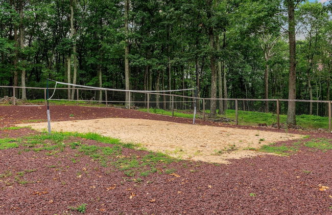 The Evergreen Escape by Avantstay Modern Cabin w Volleyball Court Hot Tub - Foto 50