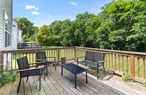 Quiet Suburban Home with Art Deco Flair - Foto 7