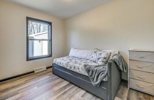 Golf, Hike and Boat Home with Fire Pit in Friendship - Foto 16