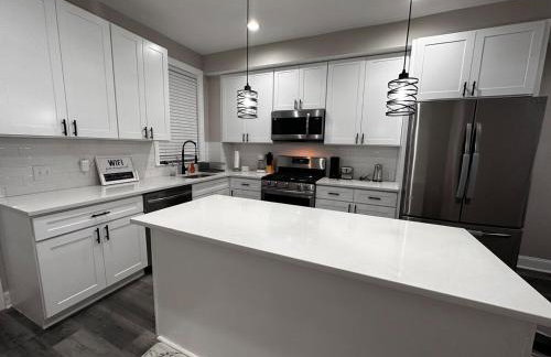 Modern Comfort in Historic East Baltimore Stylish 3BR Row Home - Photo 11