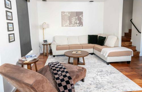 Chic SD Basecamp - Walk to Downtown - Foto 12