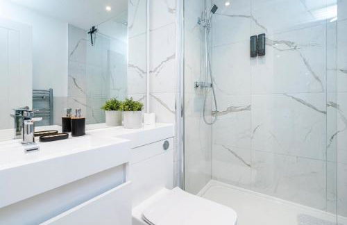 Central Gravesend 1BR, Kitchen, Wi-Fi, Sleeps 2, Parking - Foto 11