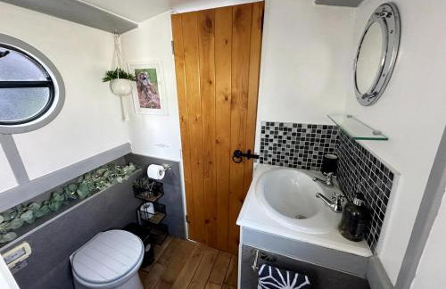 BrightOwl Waterside Narrowboat Cottage Experience - Foto 10