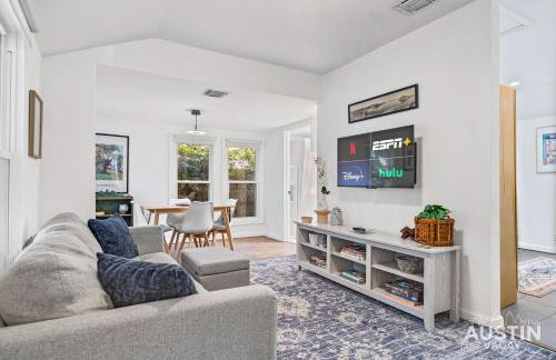 Walk to E. Austin Hotspots 2BR 1BA w Parking Dog-Friendly By Austin Vacay - Foto 1